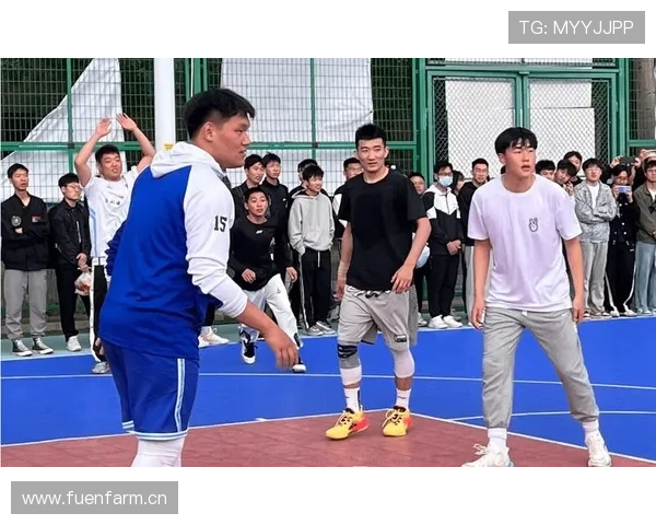 孙铭徽训练结束还能去大牌咖啡厅坐两个小时，这画风好反差啊