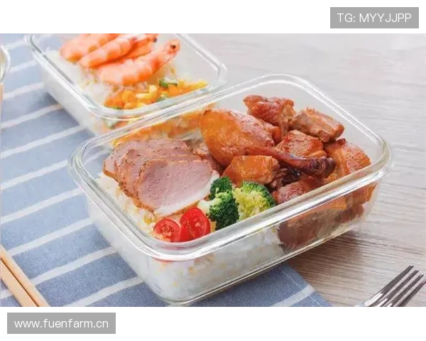 庞伟家客厅堪比酒店大堂，冰箱里却只有外卖盒，我看着怪怪的